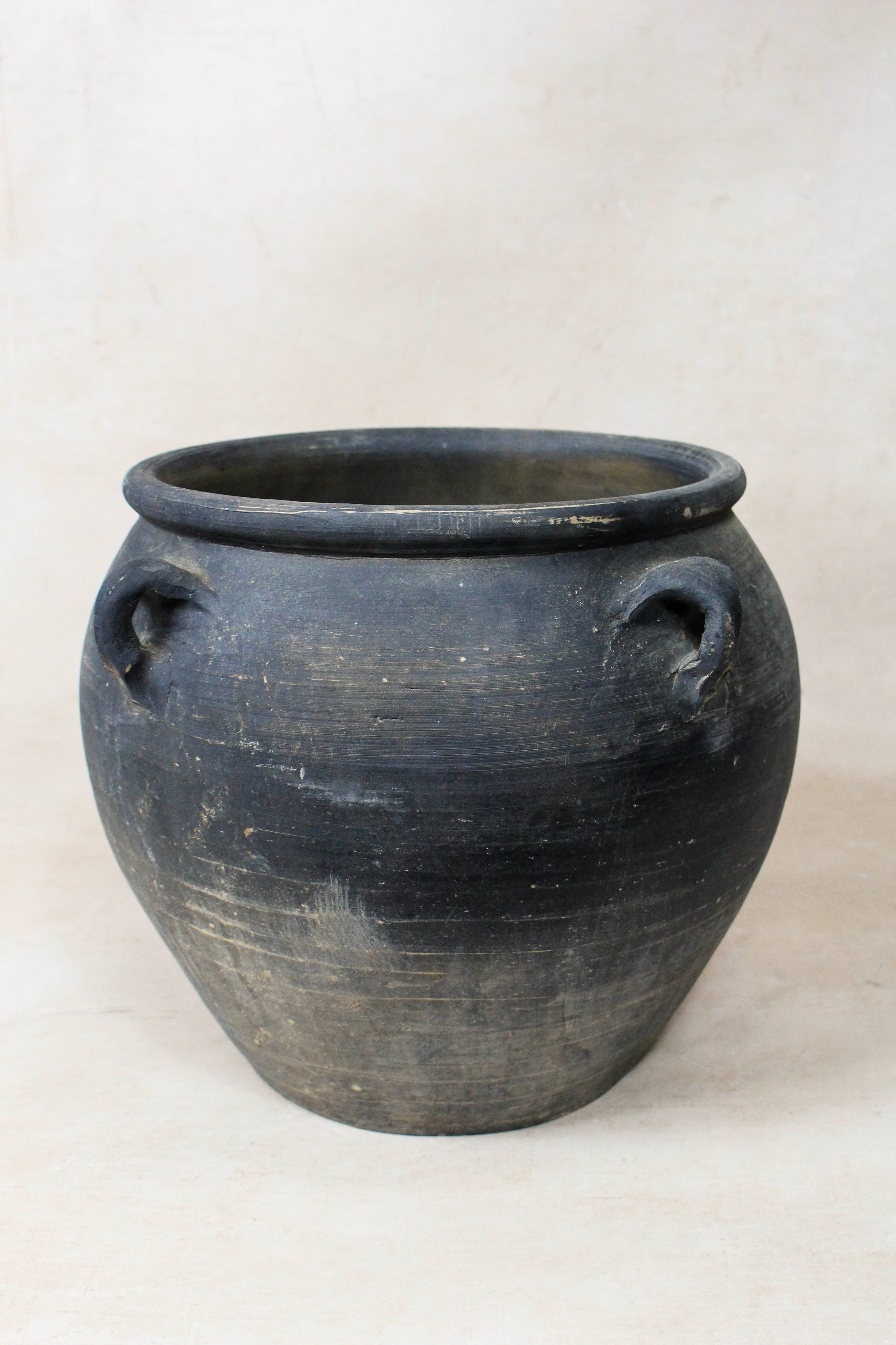 Vintage Dark pot with ears - E4.36