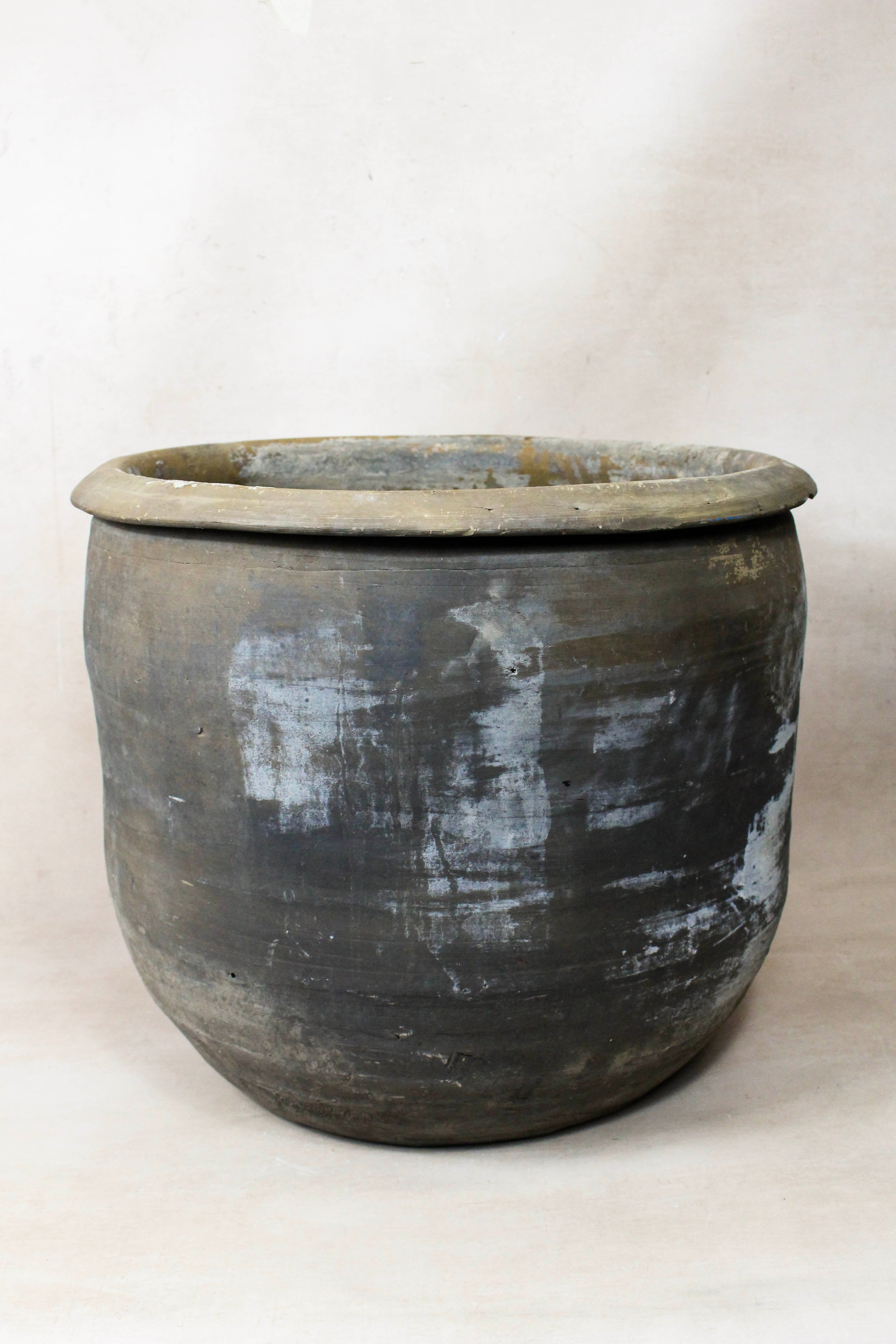 Vintage Dark Pot - L020