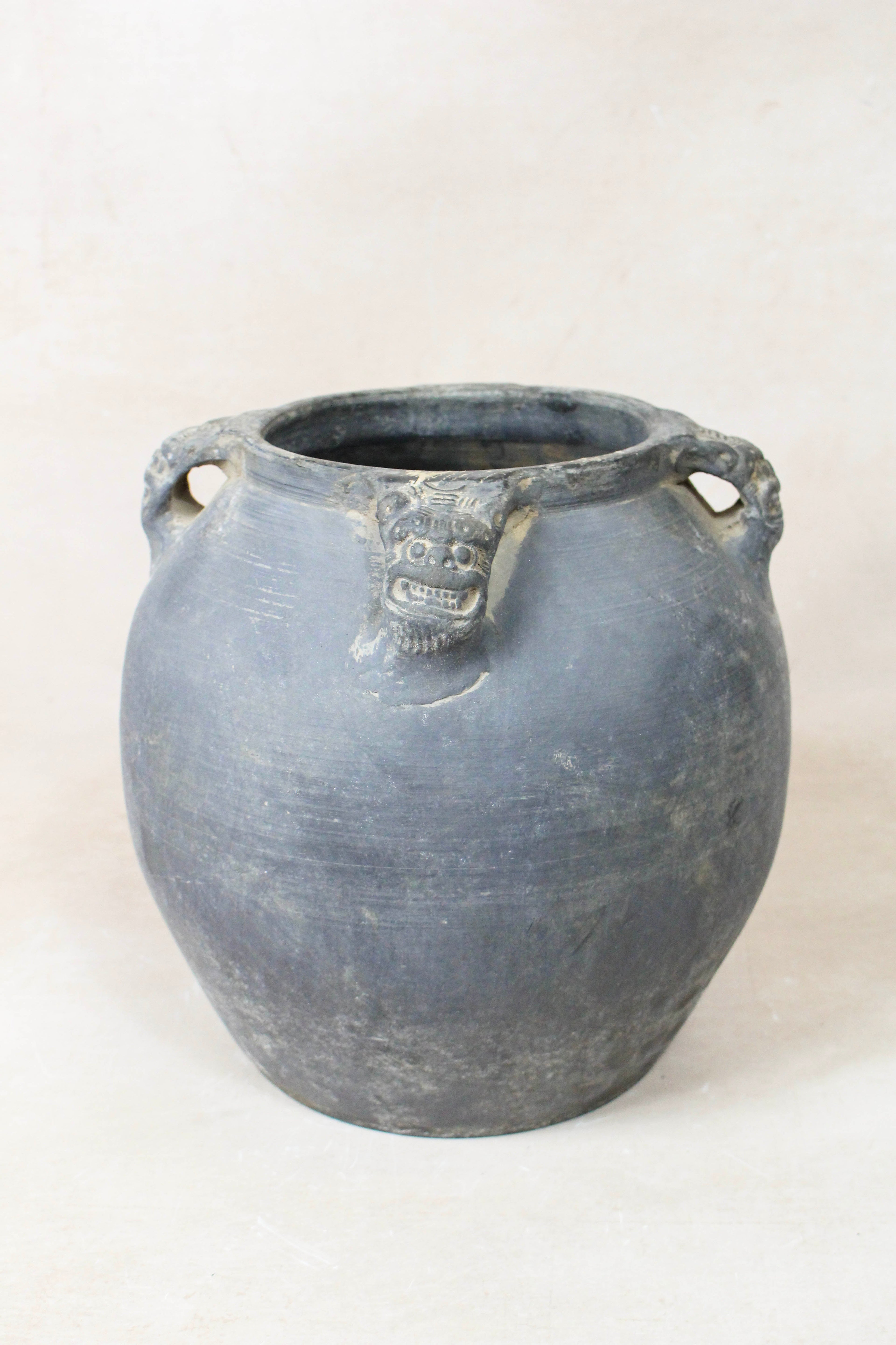 Vintage Lion Ears Dark Pot - DE.36