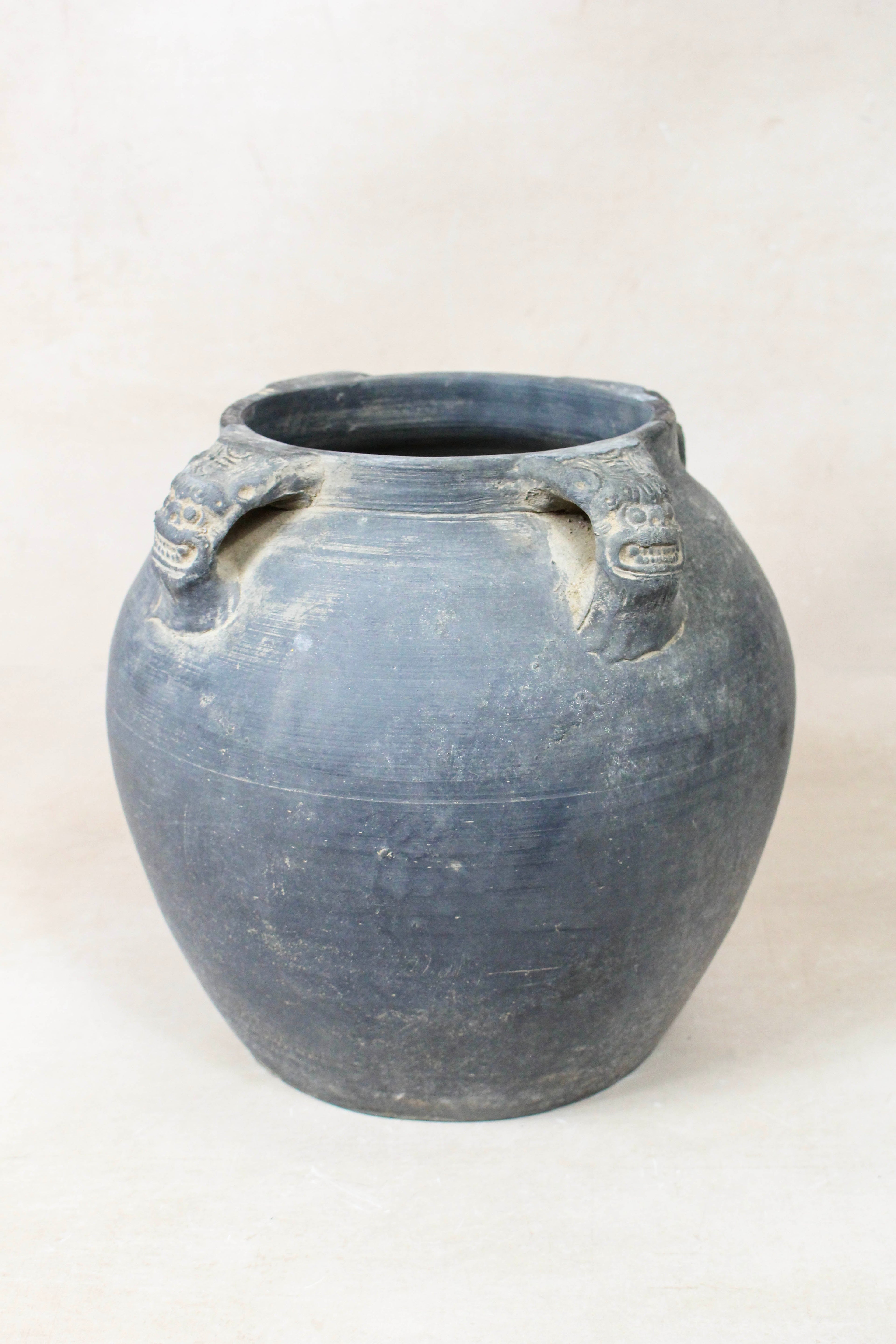 Vintage Lion Ears Dark Pot - DE.37