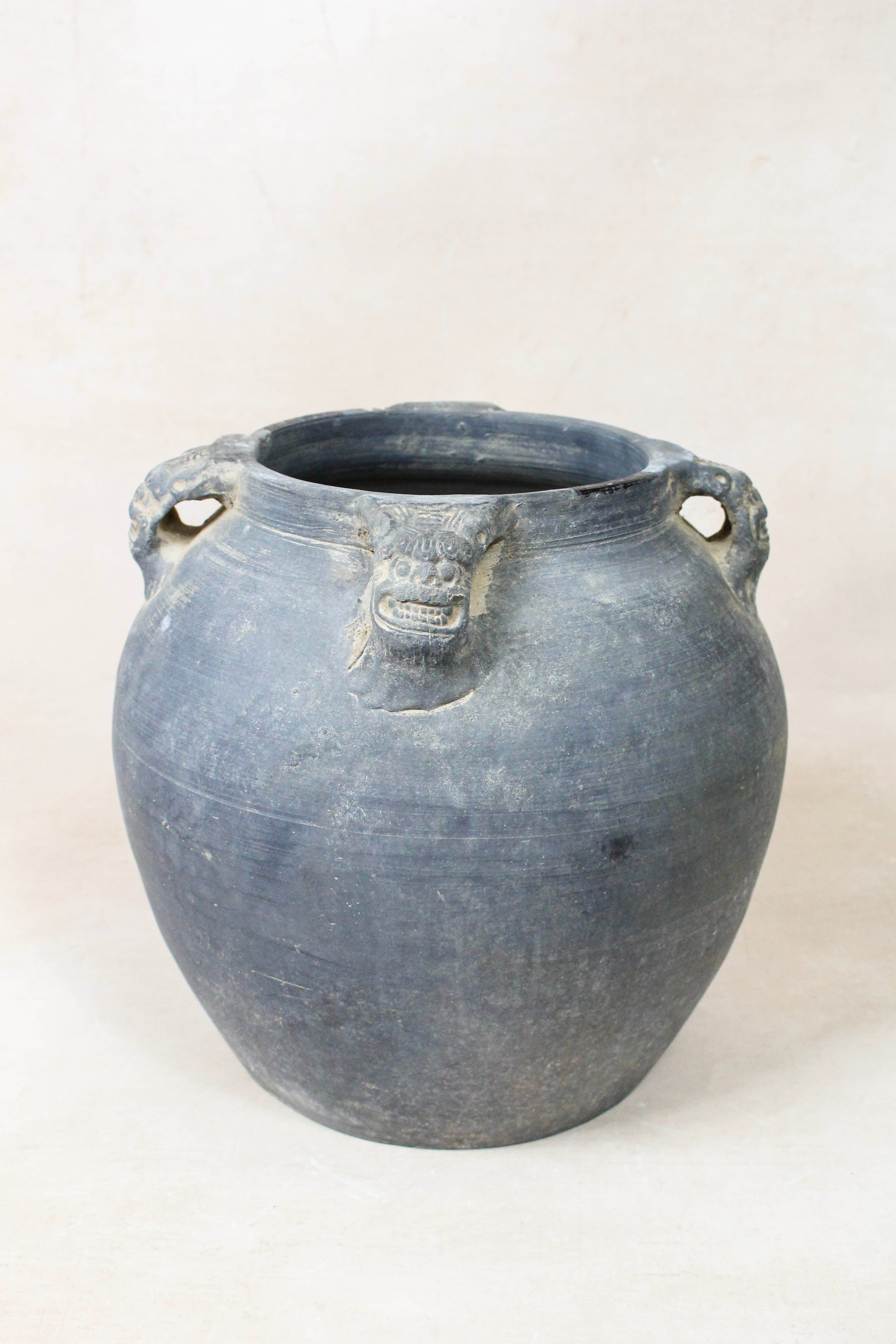Vintage Lion Ears Dark Pot - DE.37