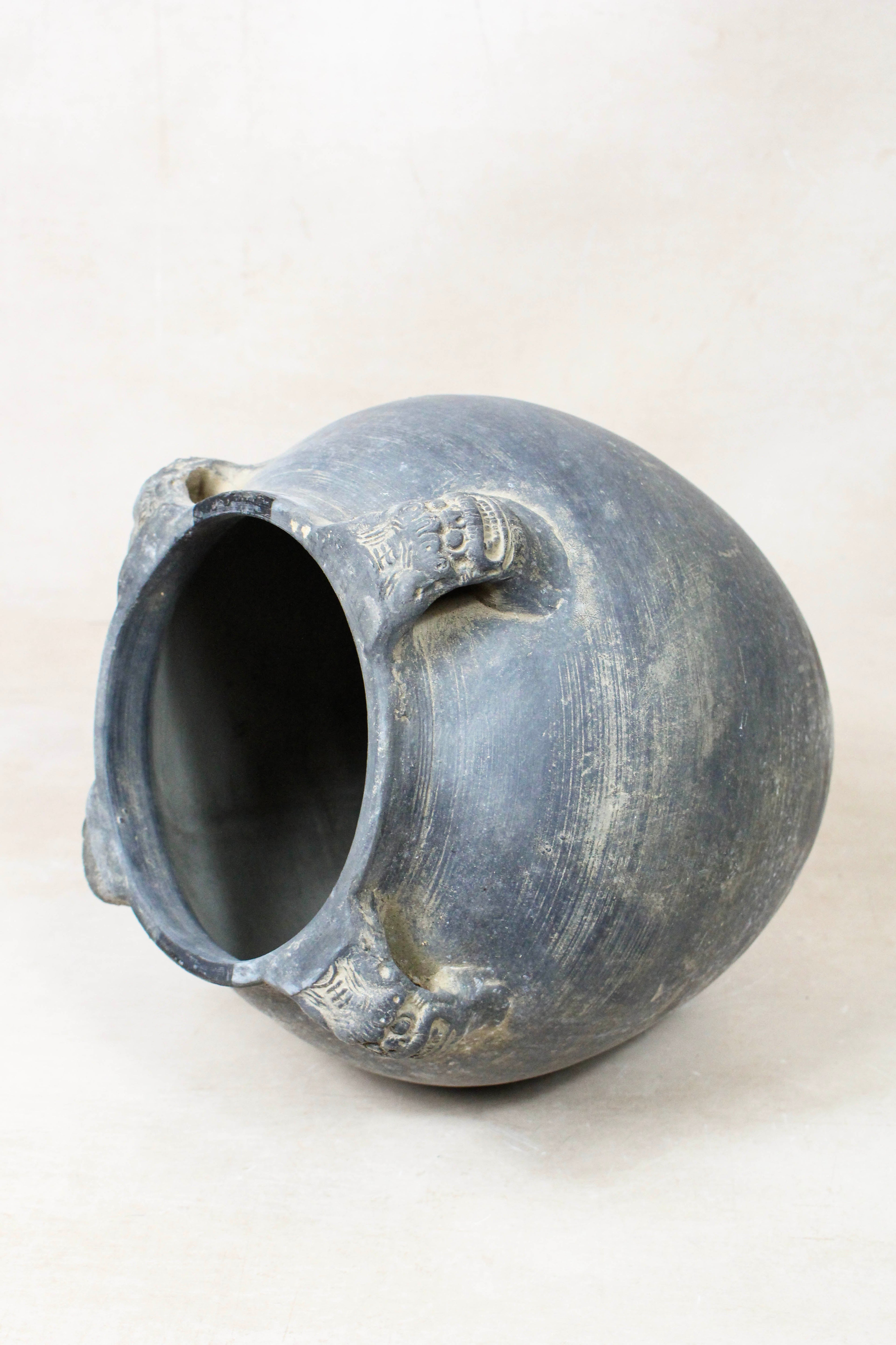 Vintage Lion Ears Dark Pot - DE.37