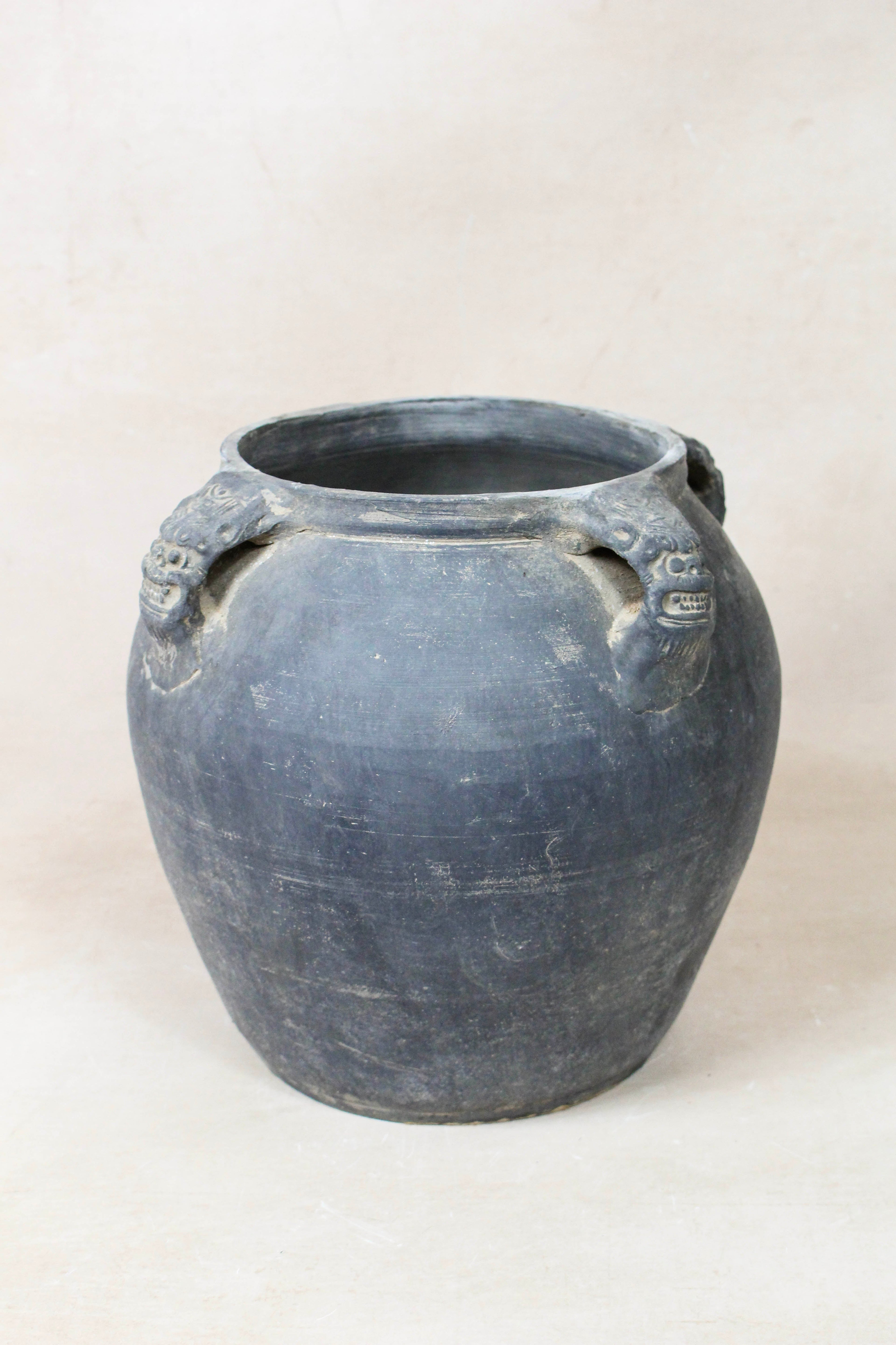 Vintage Lion Ears Dark Pot - DE.38