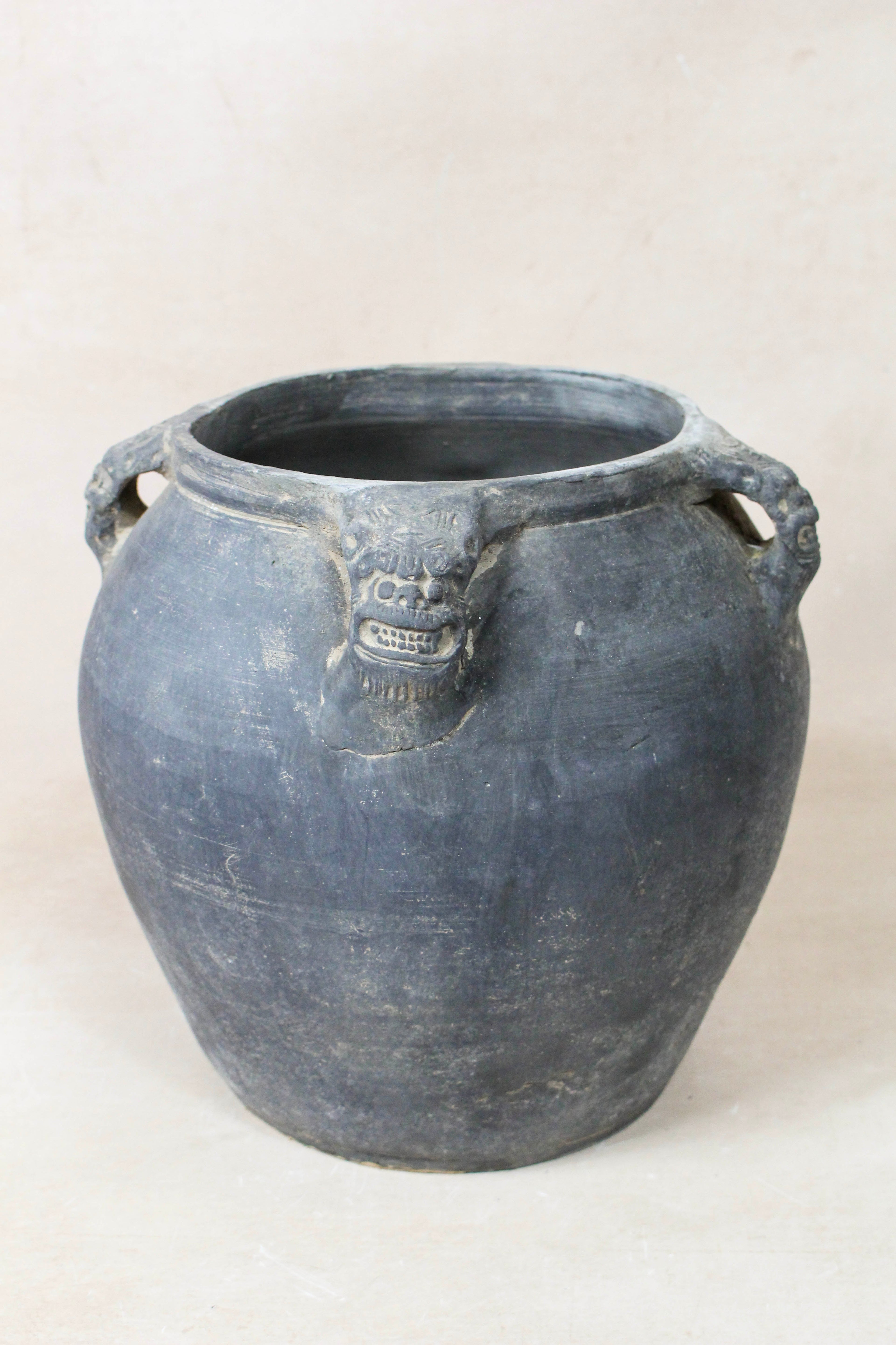 Vintage Lion Ears Dark Pot - DE.38