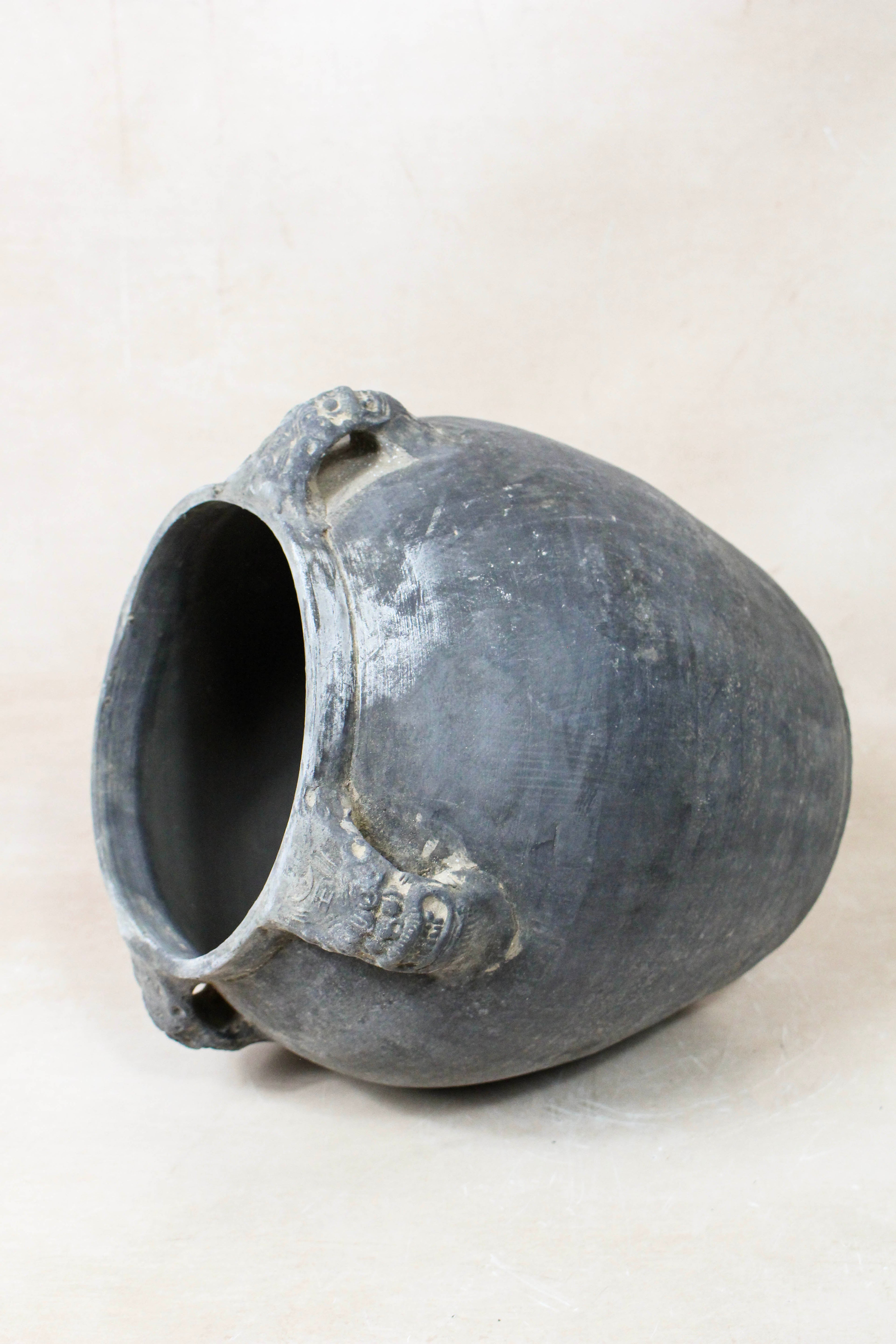 Vintage Lion Ears Dark Pot - DE.38