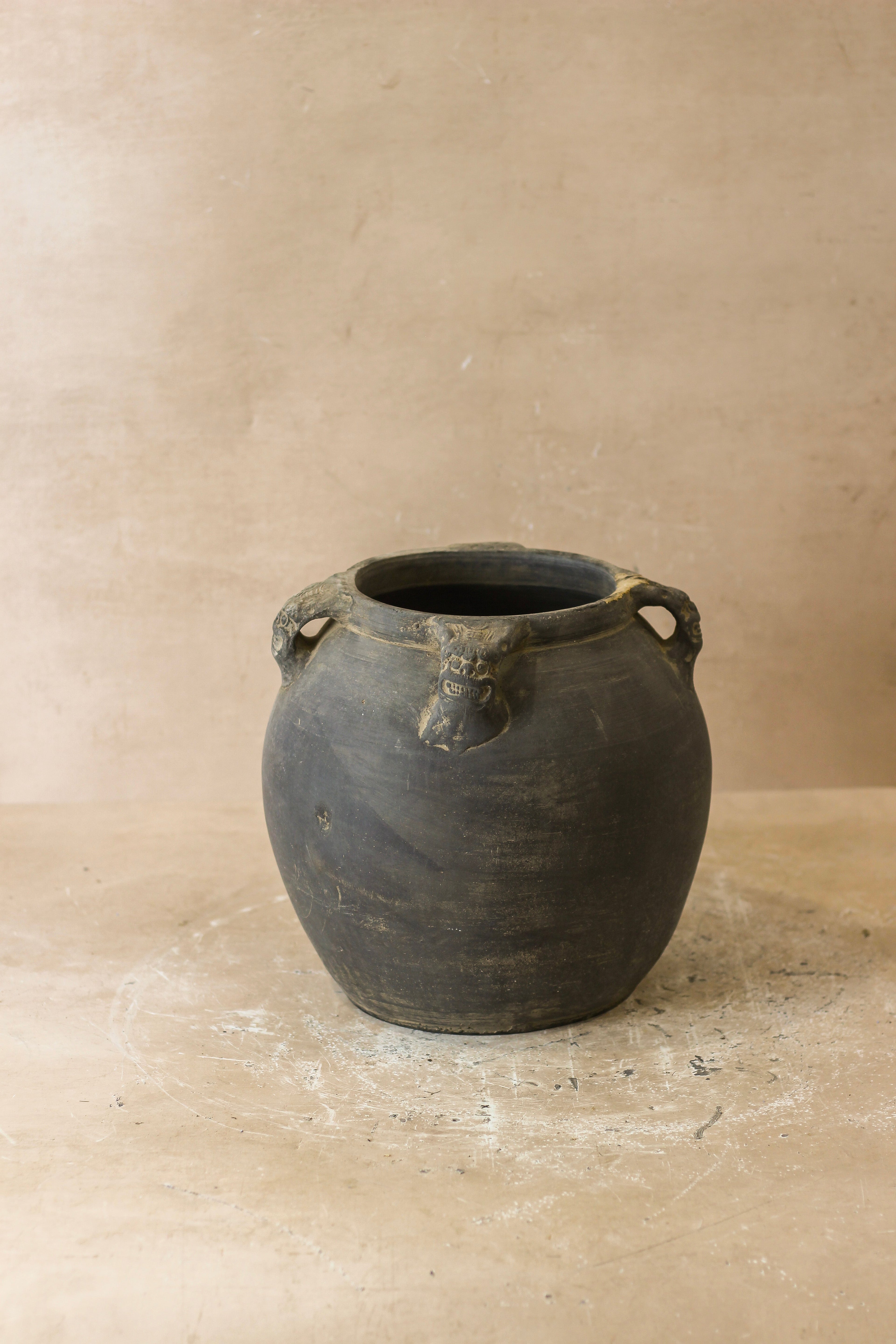 Vintage Lion Ears Dark Pot - De4.7