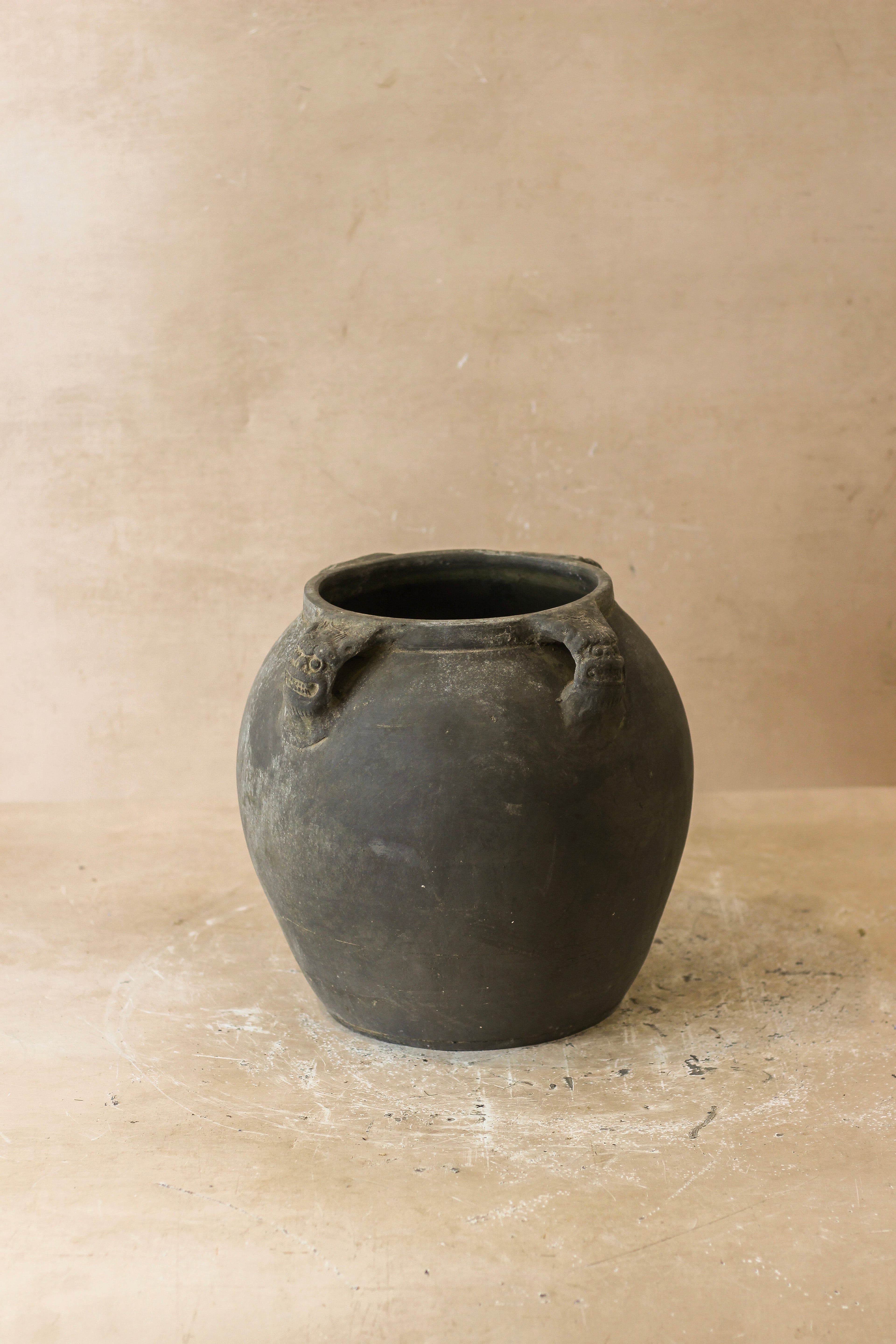 Vintage Lion Ears Dark Pot - De4.8