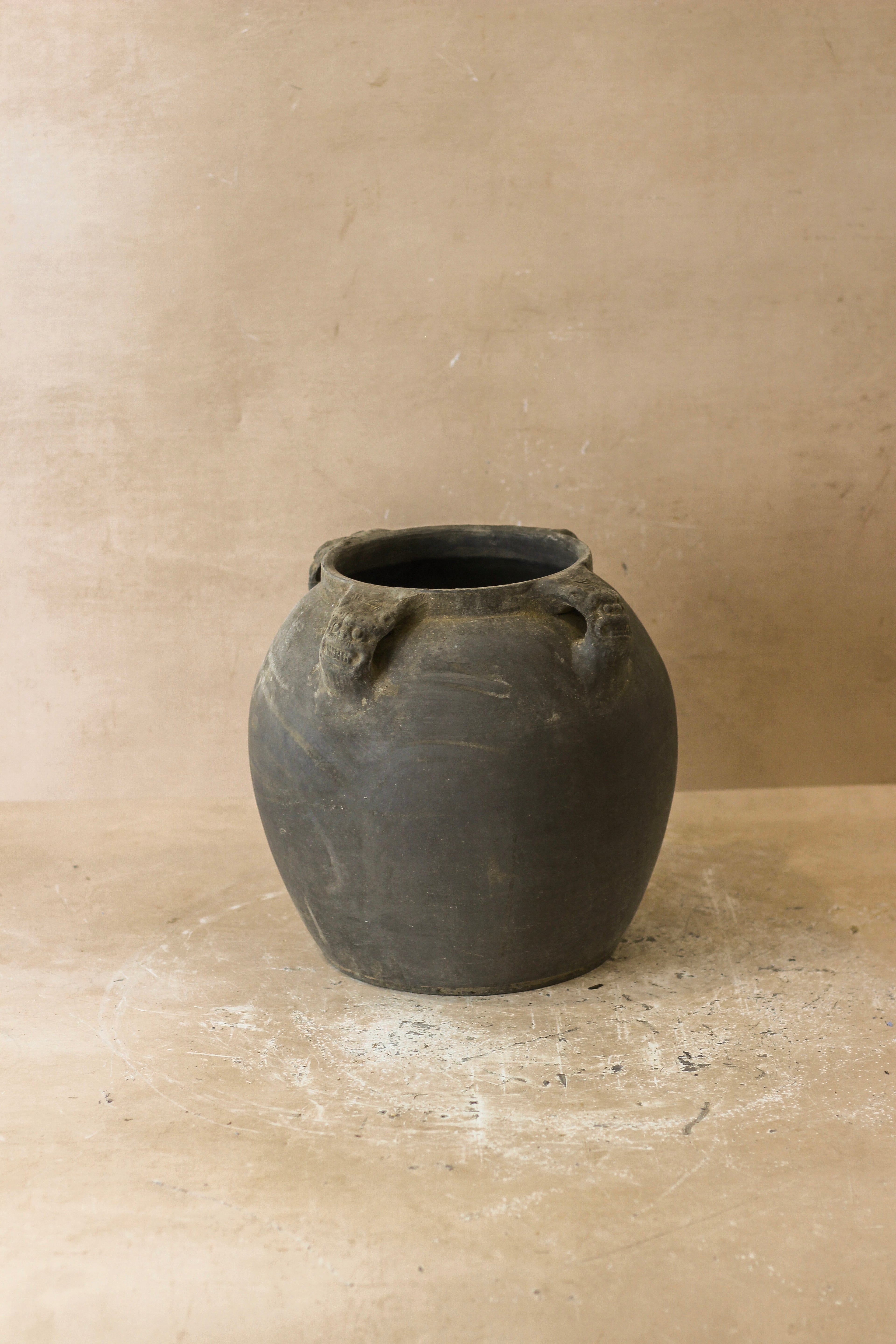 Vintage Lion Ears Dark Pot - De4.9