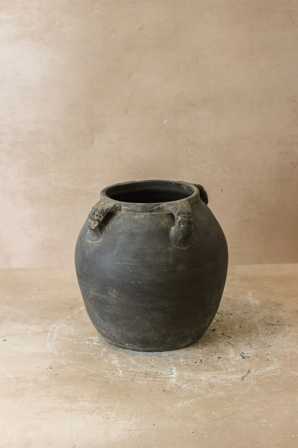 Vintage Lion Ears Dark Pot - De4.10