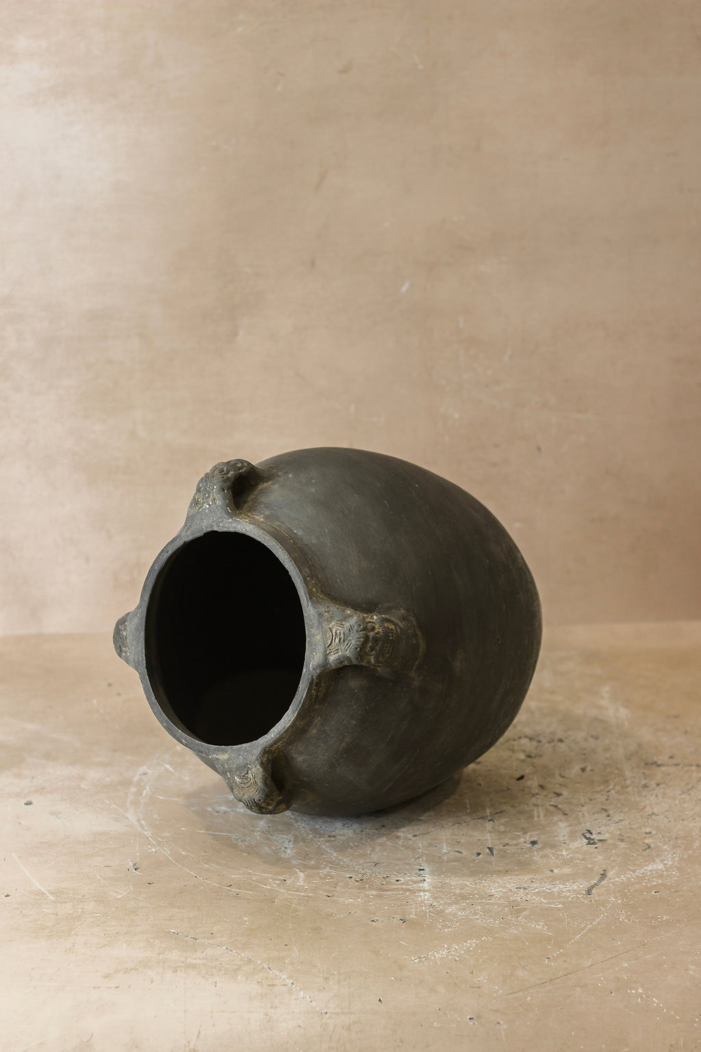Vintage Lion Ears Dark Pot - De4.10